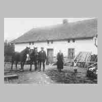 042-0003 Familie Otto Stadie im Hof neben ihrem Wohnhaus.jpg